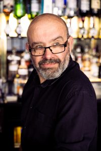 Portraitfoto von Matt im Cask & Barrel (Southside). Er schaut schräg nach oben.