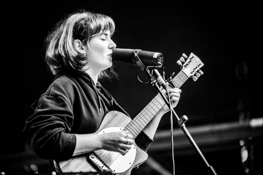 Morea live im Vorprogramm von Olli Schulz auf der Parkbühne im Clara-Zetkin-Parl in Leipzig. Konzertfotografie.