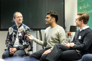 Diskussion auf dem Podium. Reportage- und Eventfotografie.