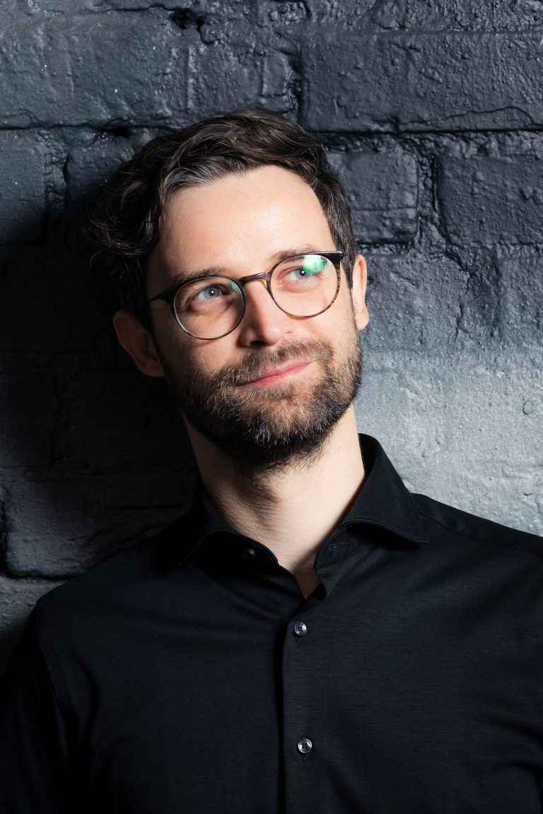 Ein junger Mann im Portrait. Dunkle Haare, Brille, er sieht ein wenig aus wie Daniel Radcliff. Portraitfotografie in Leipzig.