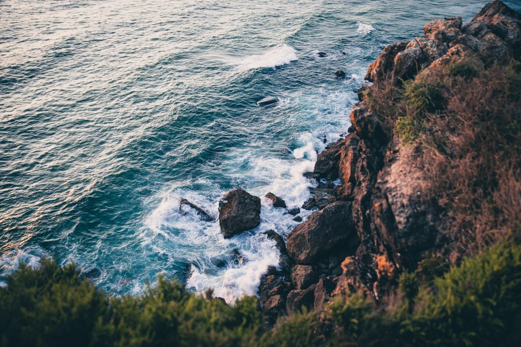 Blick von oben vom Rand der Klippen auf die tosenden Wellen des Atlantiks. Fotoreportage: Alexander Thoms.