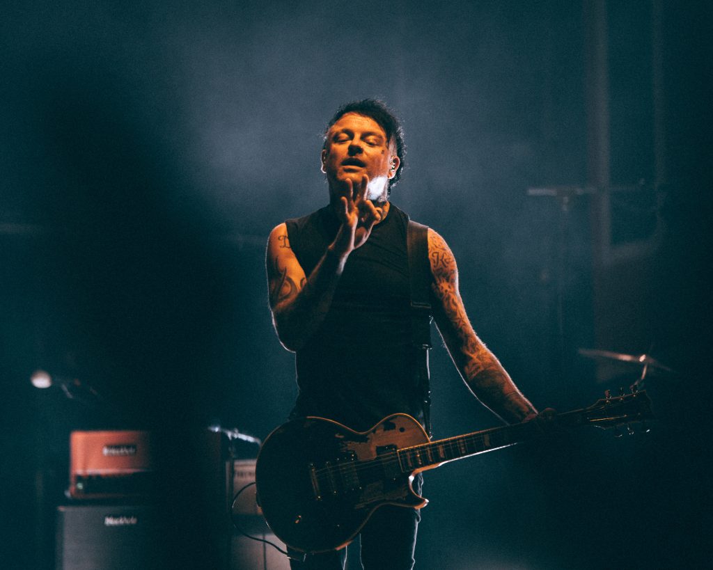 Guido post mit seiner Gitarre. Concert Photography from Leipzig.
