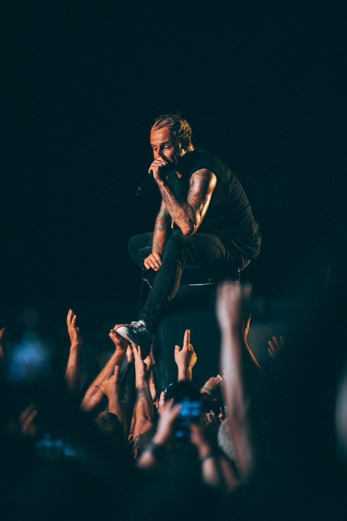 Singen beim Crowdsurfen. Konzertfotografie aus Leipzig.