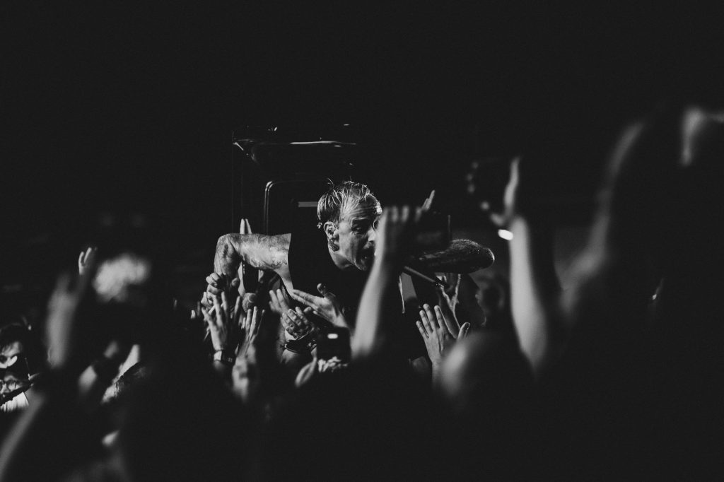 Crowdsurfen mit den Donots. Konzertmomente in Leipzig fotografiert.
