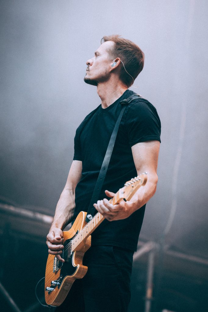 Rockstarposen beim Gitarristen. Konzertfotos Leipzig.
