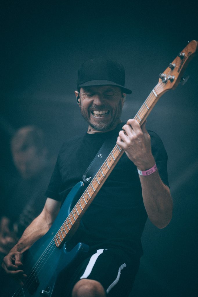 Bassist spielt verbissen. Konzertfotografie Leipzig.