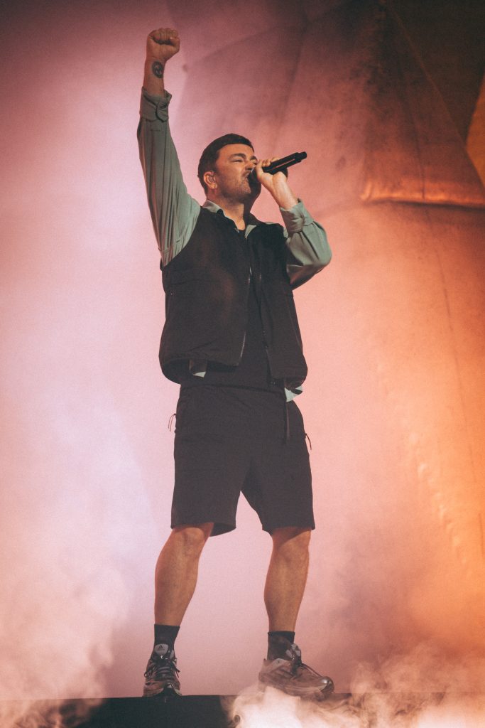 Konzertfotografie Leipzig: Marteria live in der Quarterback Immobilien Arena, Kopf im Nacken, ein Arm ausgestreckt, 18.10.2026